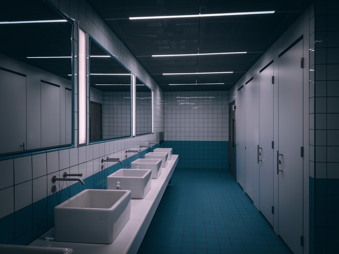 commercial restroom cleaning